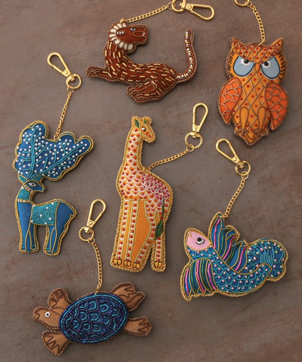 ザリ刺繍 ゴンド・アート 魚 バッグチャーム（キーホルダー）  M21-2489