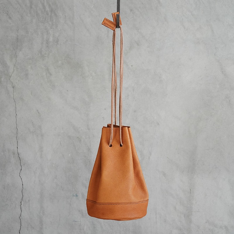 植物タンニンなめし豚革のランタンバッグ キャメル / T20106