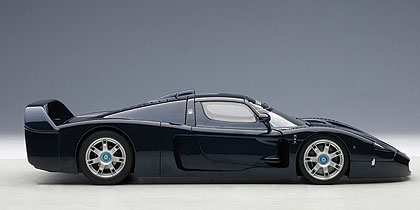 AUTOart オートアート 1/18 マセラティ MC12 本体のみ Amazon | AUTOart 1/18 マセラティ MC12 (パールホワイト/ブルー