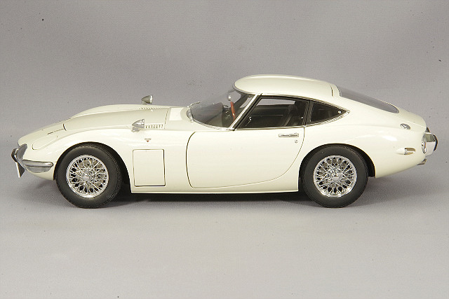 オートアート 1/18 トヨタ 2000GT ホワイト/ワイヤースポーク