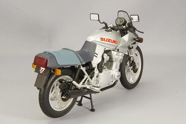 完成品　アオシマ 1/12 スズキGSX1100S刀 Amazon.co.jp: アオシマ 1/12 SUZUKI GSX1100S KATANA SE 赤 銀