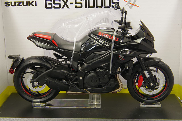 【中古】 美品 ミニカー SUZUKI GSX-10000S KATANA 1/12 アオシマ アオシマの1/12完成品バイクシリーズにスズキ・GSX-S1000S