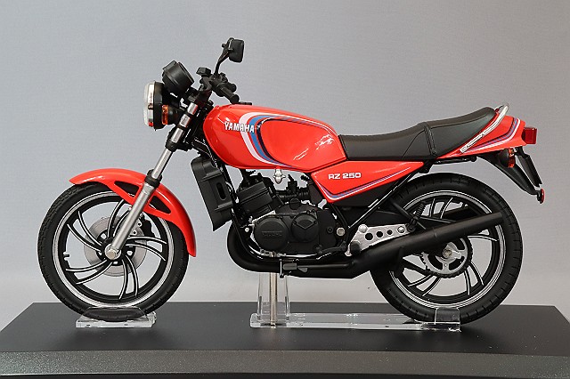 オートバイ・バイク Yamaha RZ250 & Kawasaki Z750F 1/12 タミヤ 1/12 オートバイシリーズ ヤマハ RZ250 | タミヤ