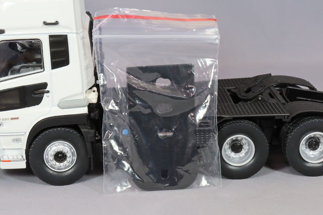 京商　1/43 UD Quon GW 6×4 重機運搬用セミトレーラ　おまけ付 Amazon | 京商オリジナル 1/43 UD Quon GW 6x4 トラクター(ホワイト)＋