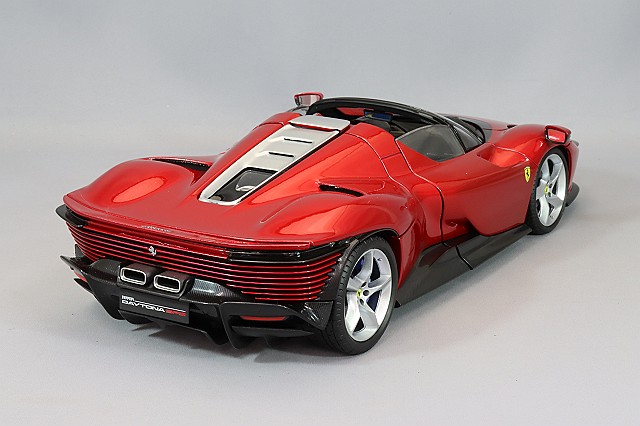 ブラーゴ 1/18 フェラーリ デイトナ SP3 オープンルーフ 2022 