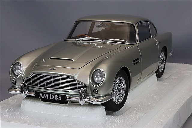 1/18 AUTOart 1963 Aston Martin DB5 ポンドカー 1/18 AUTOart Aston Martin DB5 (Caribbean Pearl Blue) Car