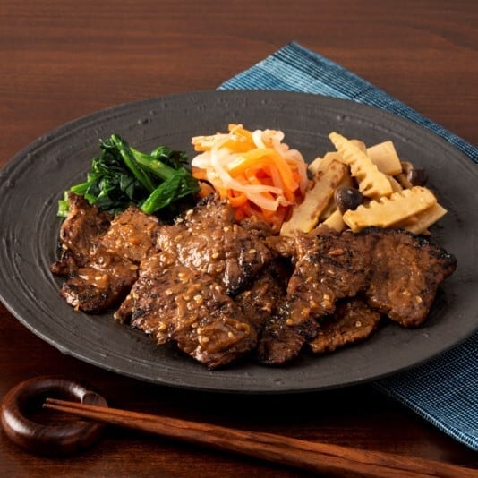 【TOMIN KITCHEN】炭火焼き牛味噌漬け 副菜付き 235g