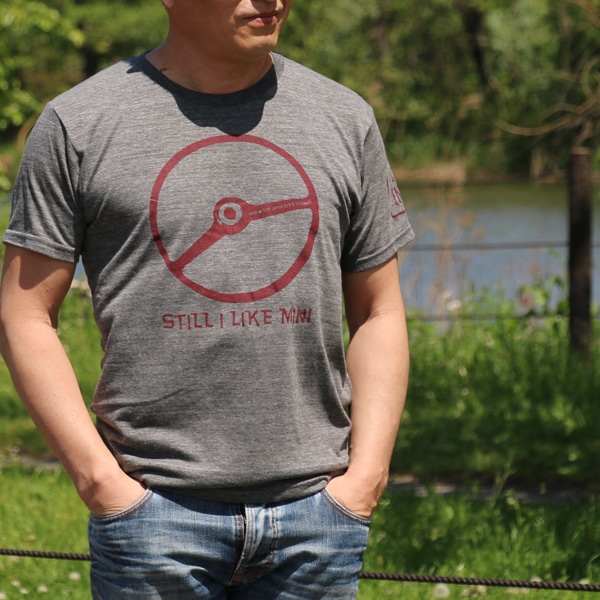 クラシックミニ ステアリング Tシャツ「Power IRU Steering Tシャツ」(チャコール／レッド)