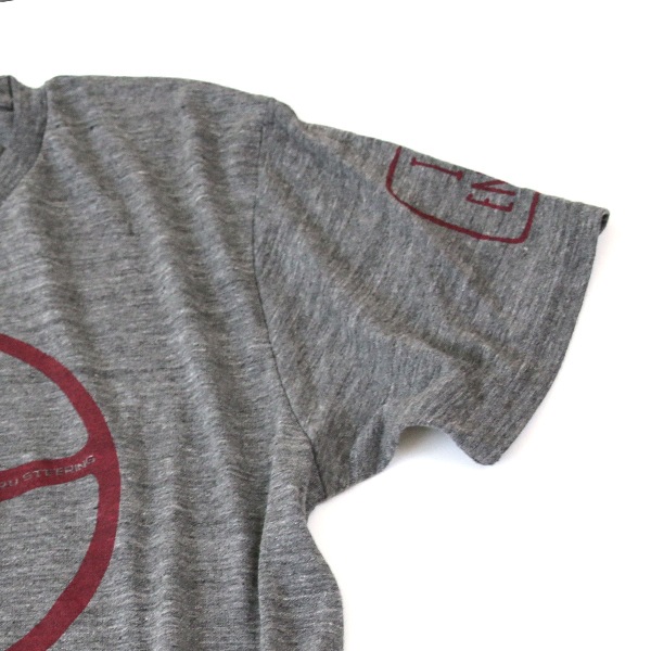 クラシックミニ ステアリング Tシャツ「Power IRU Steering Tシャツ」(チャコール／レッド)
