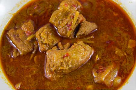 定番の国産一味唐辛子　50ｇ お徳用　業務用　国産　本鷹唐辛子　定番といえども結構辛い　そば・牛丼に効く　辛味・旨味かねそなえた万能スパイス　とうがらし　一味唐辛子