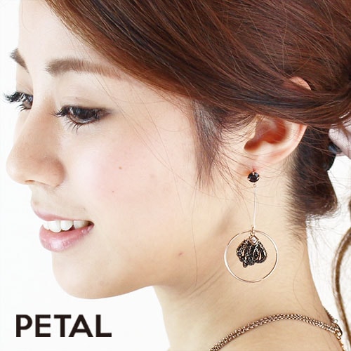 LALAループひらひらアシンメトリーピアス　【PETAL MARKET】　