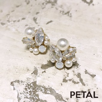 マーキーズカットのキュービックジルコニアが葉っぱみたいなパールの仲良しピアス【PETAL MARKET】
