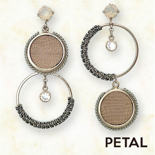 本革型押しのアシンメトリーサークルピアス　【PETAL MARKET】