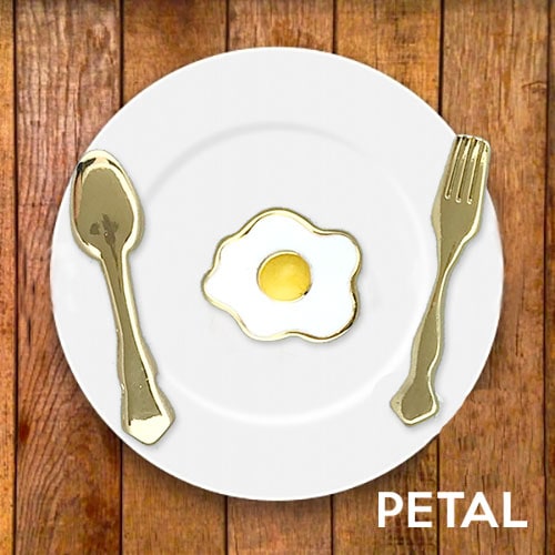 ピンブローチ・目玉焼き【PETAL MARKET】