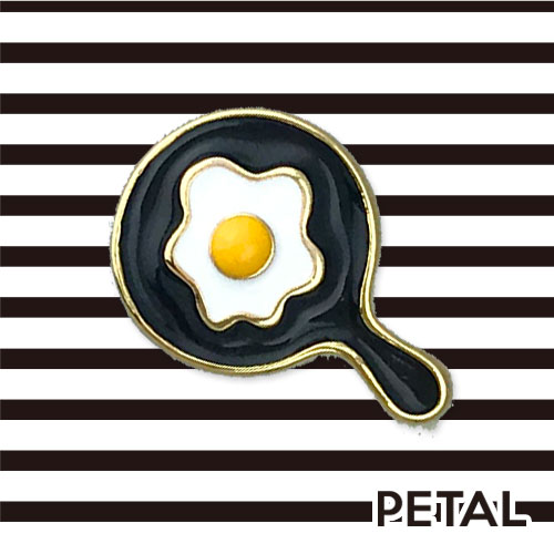 ピンブローチ・目玉焼き＆フライパン【PETAL MARKET】