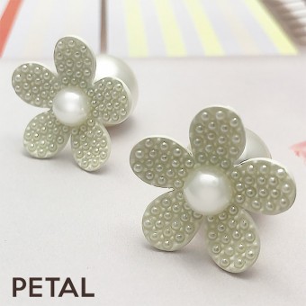 スマイルフラワーホワイトピアス【PETAL MARKET】