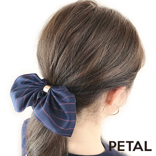 Petal Market アクセサリー トラッドなふんわりゴールドリング付シュシュ Petal Market アイテムで選ぶ シュシュ シュシュ まとめ髪 簡単ヘアアレンジ トラッド 仕事 オフィス かわいい デイリーユース カジュアル リボン ペタル