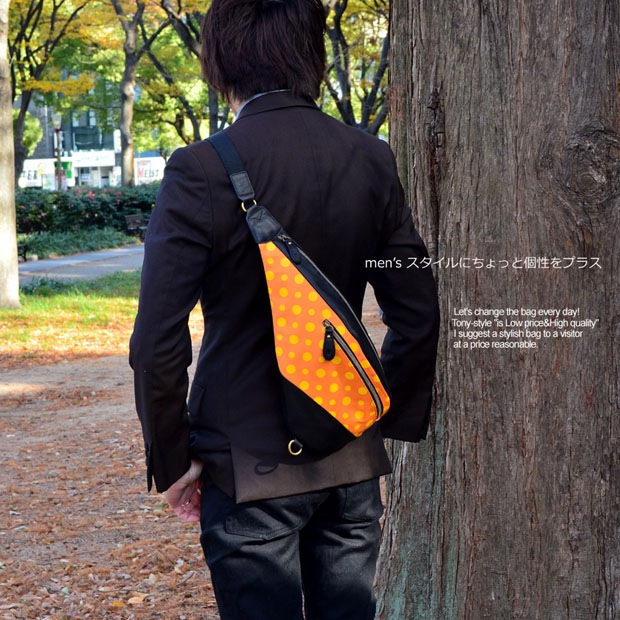 ファスナースライダーには本革を使用し、
金具はアンティークゴールドを使った
上質なデザインなので男性にもオススメ◎
