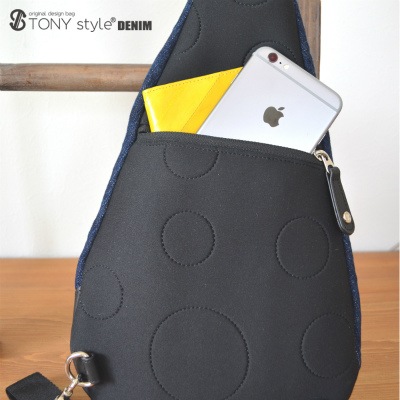 背面には速乾性のある生地にドット柄のステッチを入れたおしゃれなデザイン◎<br>
背面のファスナーポケットはとても便利です。