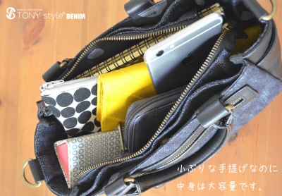 両あおり仕様でとても使い勝手がよい手提げです。<br>
小さくても大容量！小分けできるポケットもたくさん付いています。