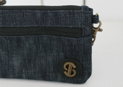 ファスナーポケット２層式で小分けもできてとても便利です♪