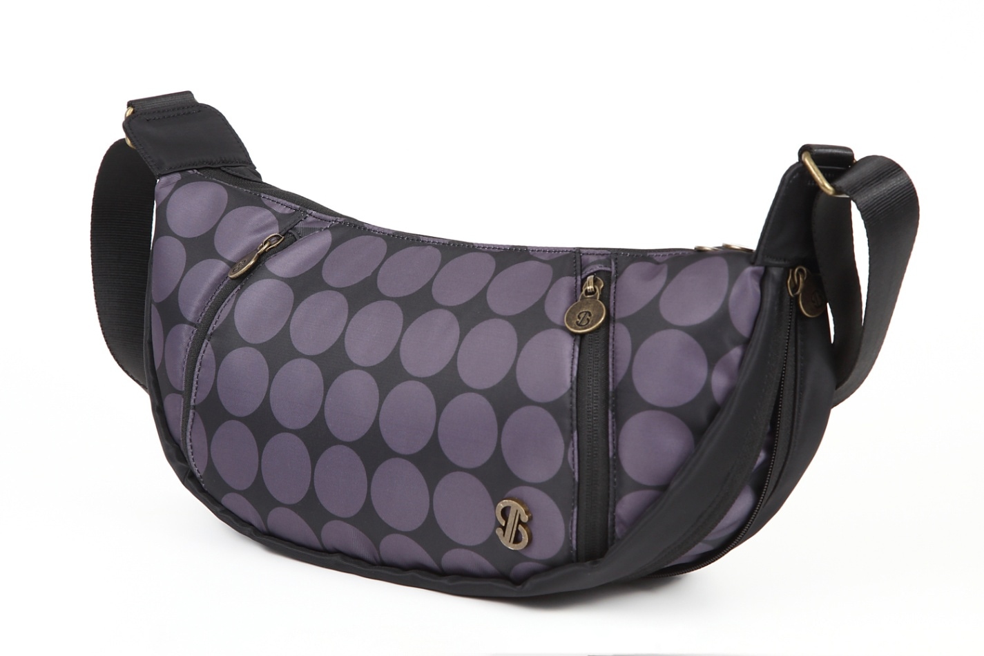 マチが広がって大容量に変わるとても便利なショルダーバッグです。