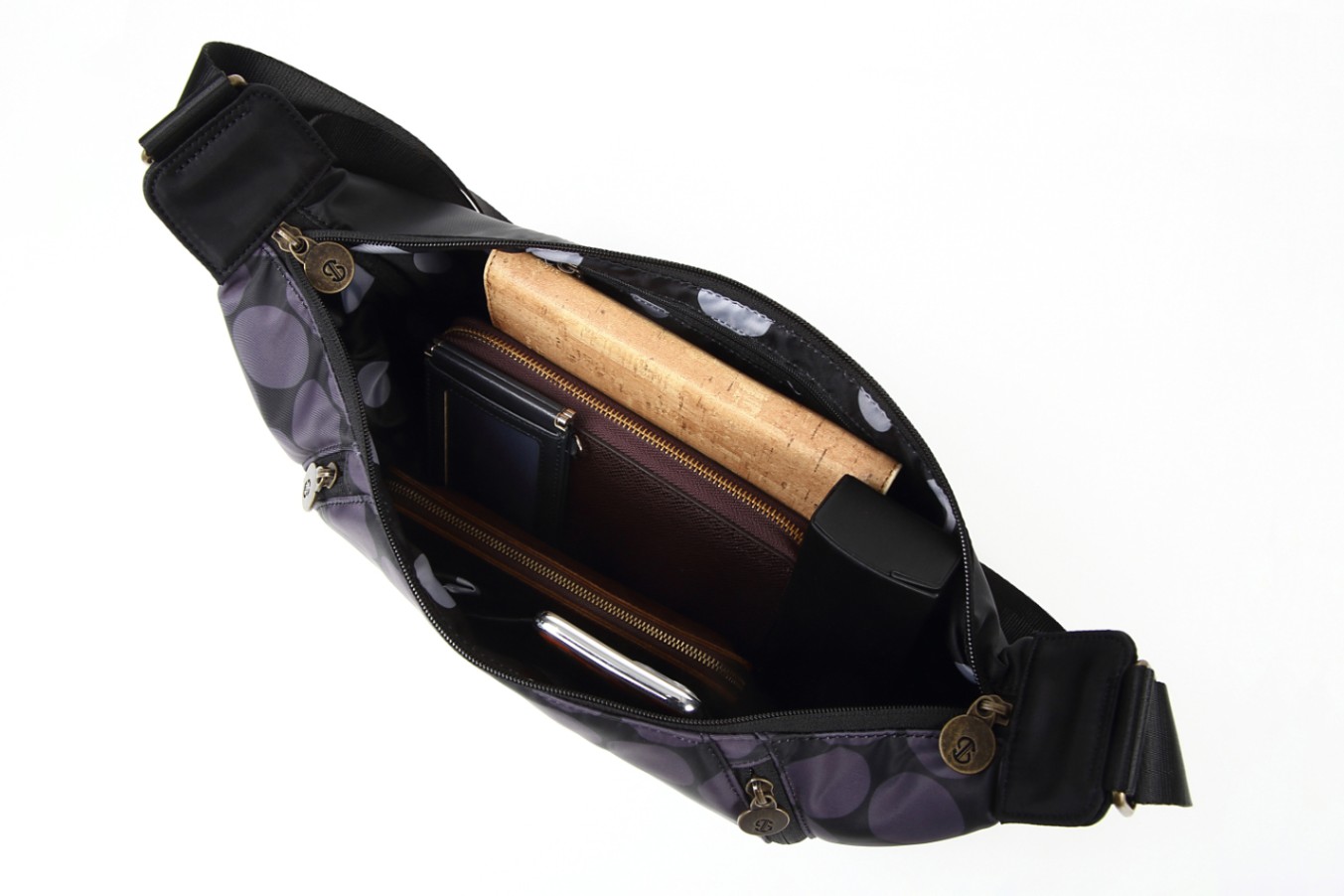 長財布も余裕で入る大きさ◎<br>
チラっとみえる、トニースタイルオリジナルのドット柄のおしゃれな裏地を使用しています。