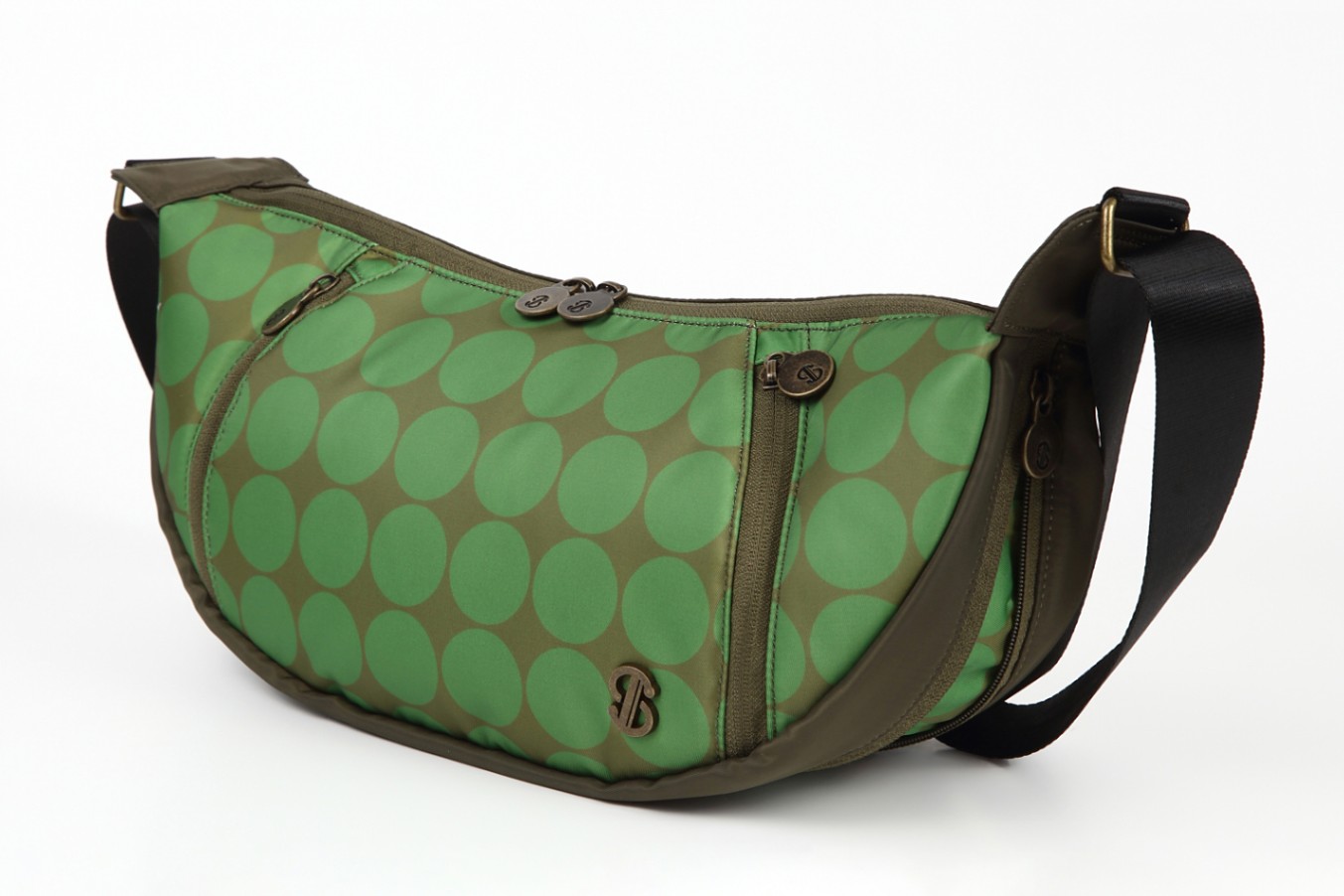 マチが広がって大容量に変わるとても便利なショルダーバッグです。