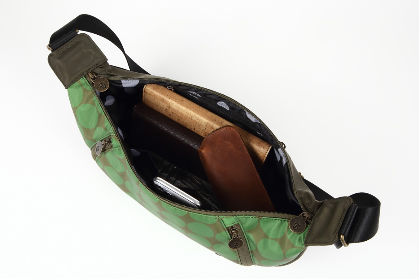 長財布も余裕で入る大きさ◎<br>
チラっとみえる、トニースタイルオリジナルのドット柄のおしゃれな裏地を使用しています。