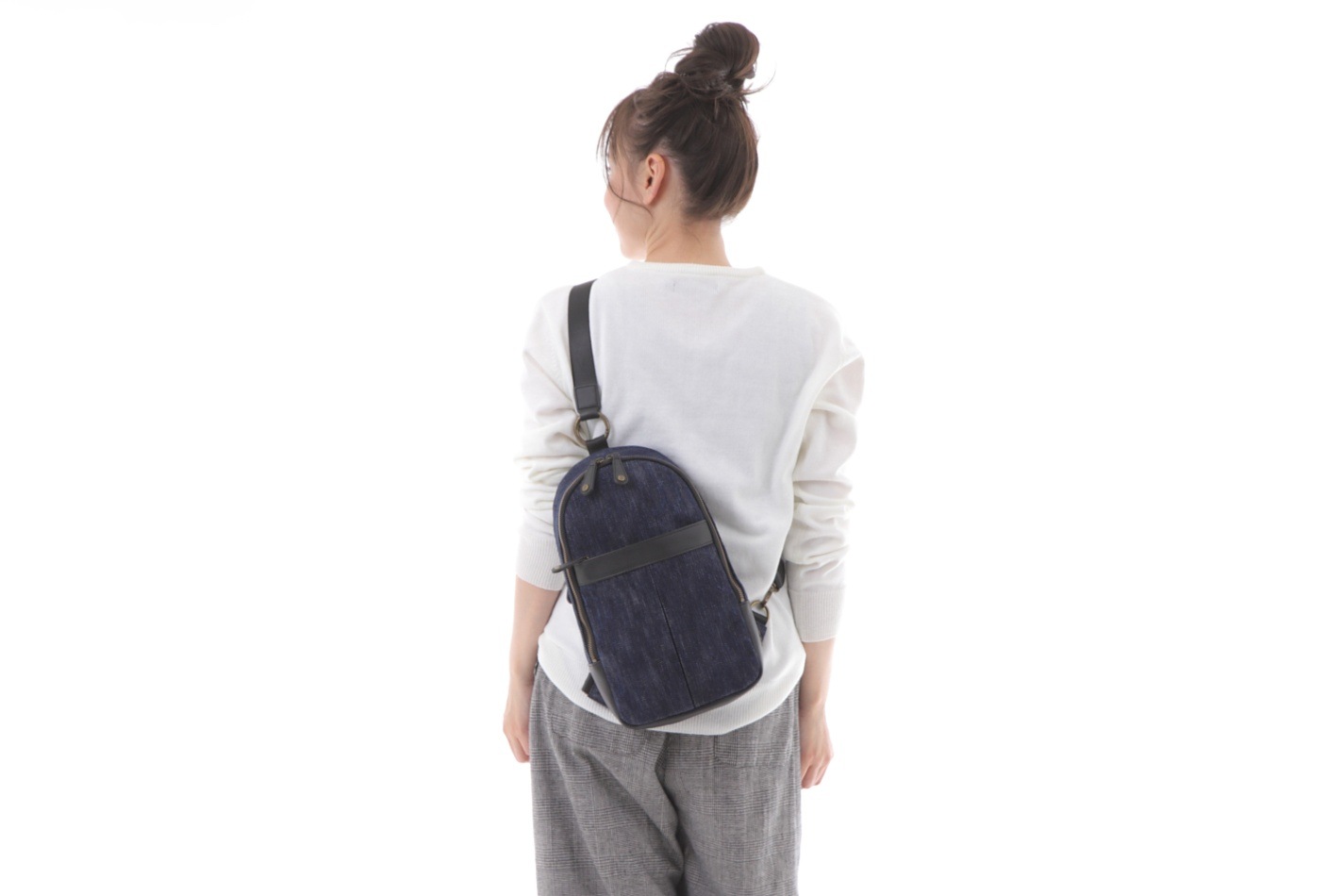２通り楽しめる2wayバッグです。<br>
ワンショルダーで斜め掛けのボディーバッグとして。<br><br><br>
女性モデル<br>154cm/バッグカラースカイブルー<br><br>
男性モデル<br>171cm/バッグカラーインディゴ濃紺