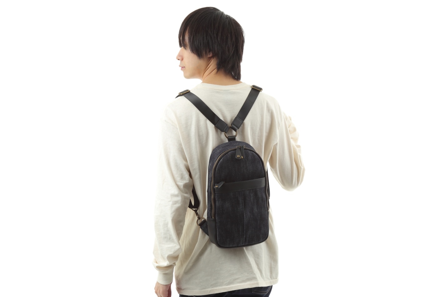 【素材本体】<br>
ヘビーオンスデニム（綿）＜岡山・井原デニム＞<br>
付属：本革（牛革・ベジタブルタンニン）<br><br>

【サイズ】<br>	
横幅：約215mm<br>
縦幅：約330mm<br>
マチ幅：約70mm<br><br>

【重量】<br>	
約420g（ショルダー紐除く）
