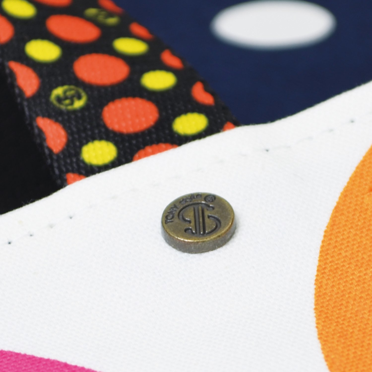 「TONYstyle」ロゴの刻印がされた高級感あるカシメ