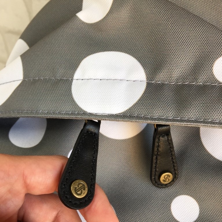 引き手には「本革」を使用していて高級感あるデイバッグに仕上げております◎