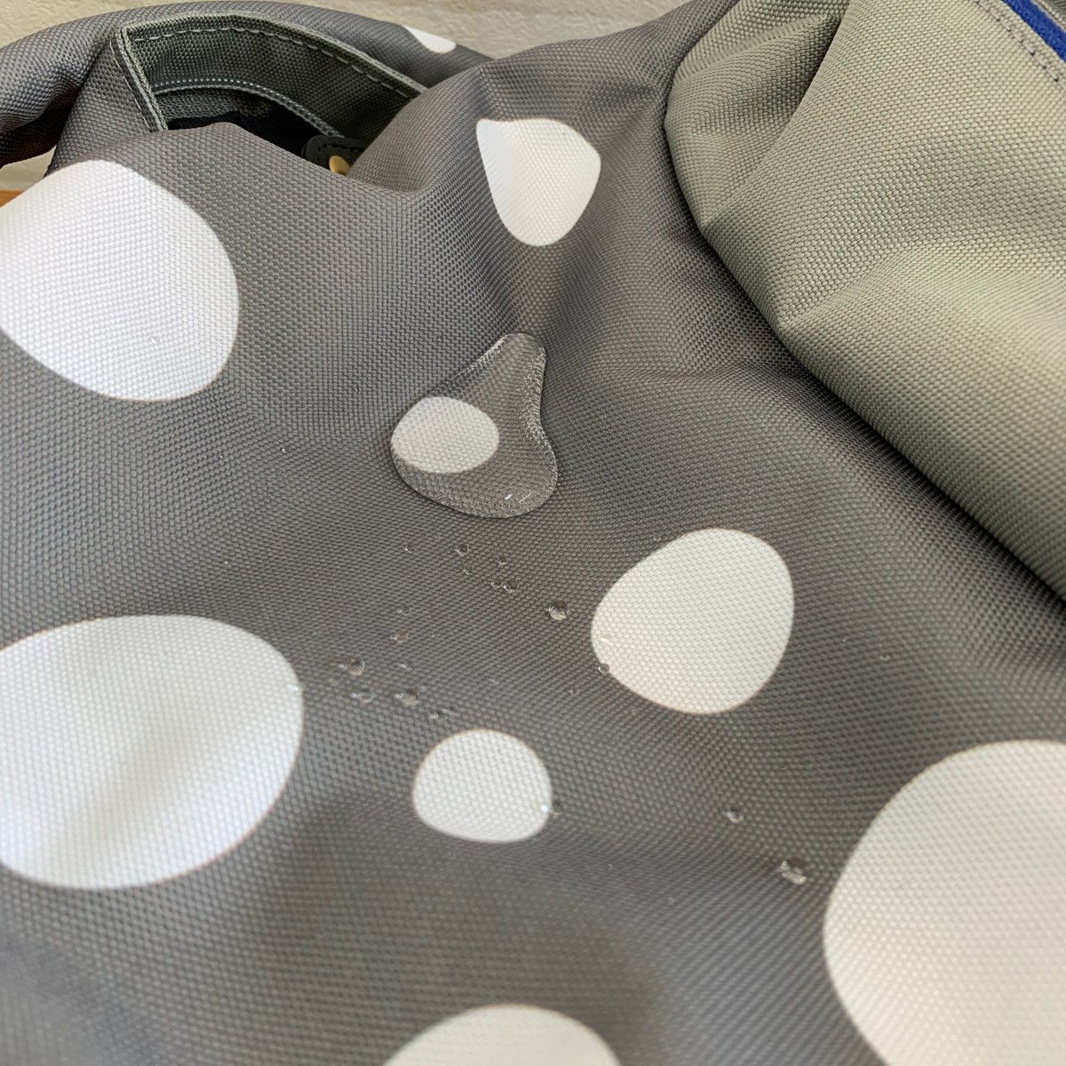 【実用新案特許取得】〈TONYstyle〉ぴたっリュック＜水玉レッド＞ 疲れないリュック 姿勢が良くなるリュック ズレないリュック ずれないリュック リュックサック 軽量 疲れにくい 姿勢が良くなる 水玉柄 ドット柄 撥水加工 バッグ