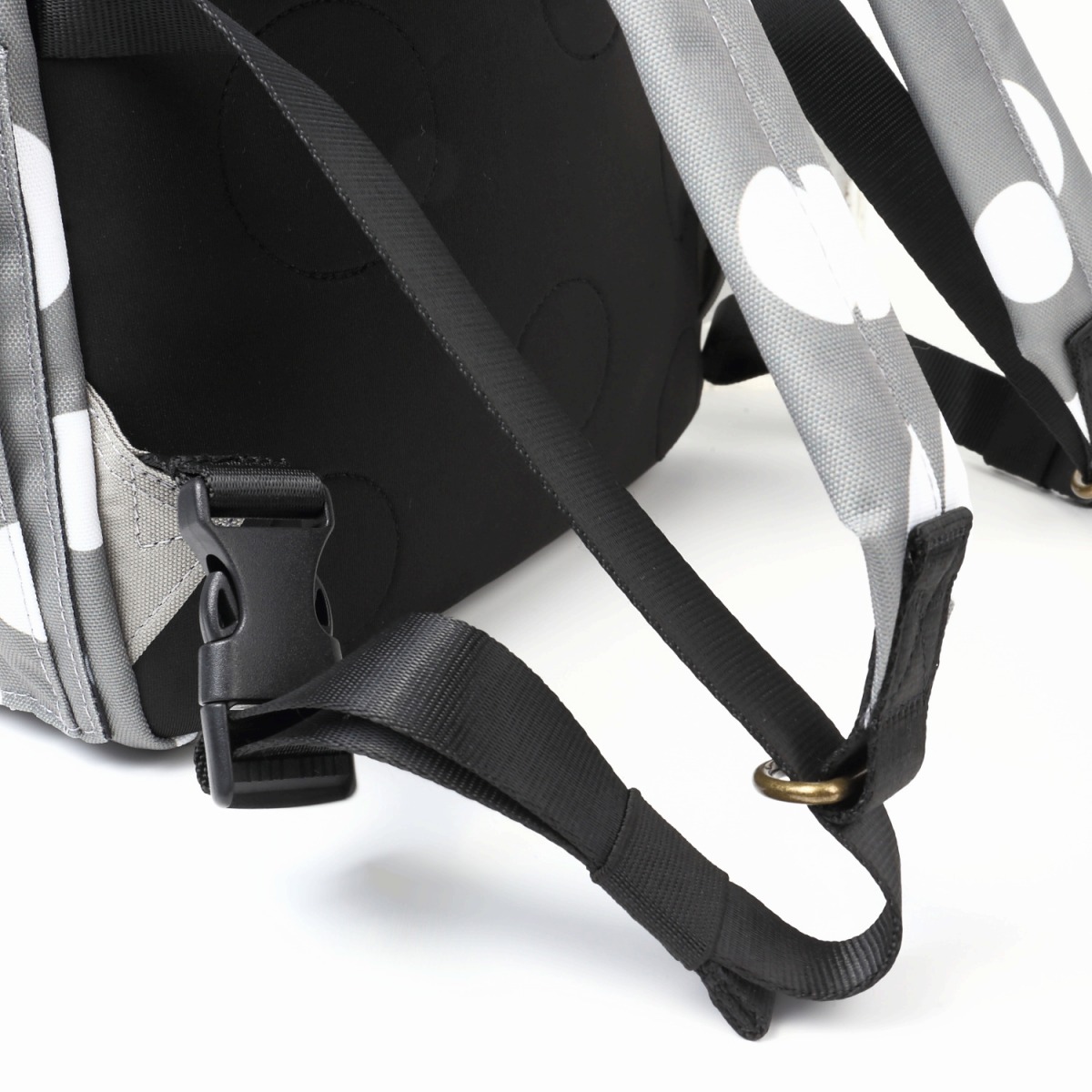 【実用新案特許取得】〈TONYstyle〉ぴたっリュック＜水玉グレー＞ 疲れないリュック 姿勢が良くなるリュック ズレないリュック ずれないリュック リュックサック 軽量 疲れにくい 姿勢が良くなる 水玉柄 ドット柄 撥水加工 バッグ