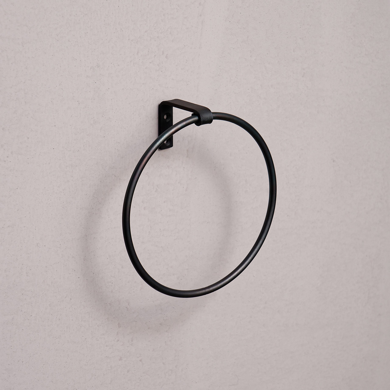 黒皮アイアン タオルリング｜巣まいと暮らしの店 トリノス オンラインショップ タオルラック ブラック スペース アルミ タオルリング バスルーム タオルリング 壁掛け金具 ペンダント ラウンド タオル ハンギン