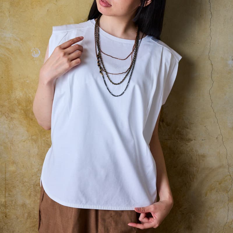 立体的なフォルムのノースリーブ【ヨークプリーツTシャツ】