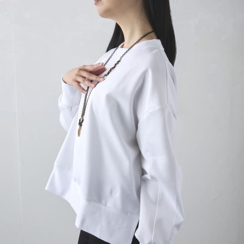 体型を気にせずざっくりとした着こなしに【ダンボールトレーナー】