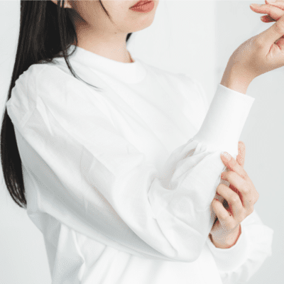 控えめな上品パフスリーブ【モックネックTシャツ】