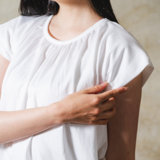 フレンチスリーブのゆったりT【ネックギャザーTシャツ】