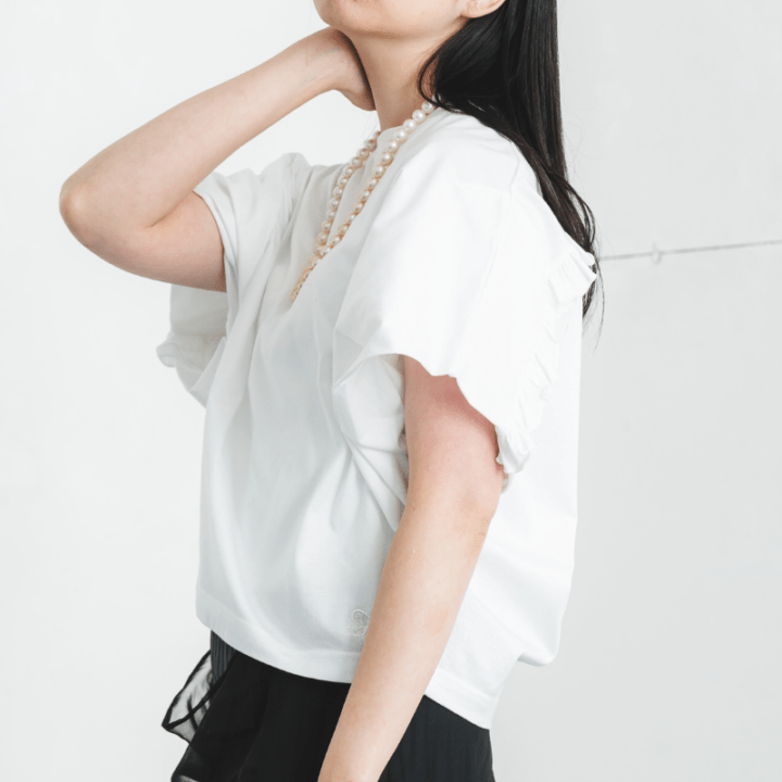 バックの細いフリルと落ち感のあるシルエット 【バックフリルTシャツ】