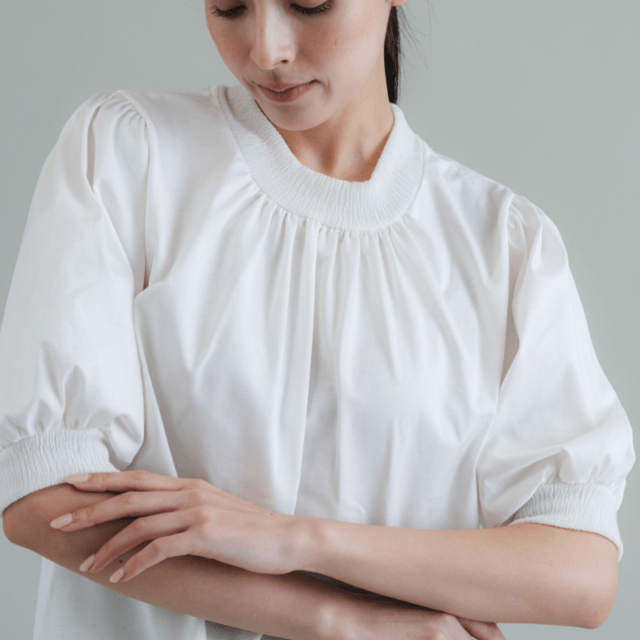 凹凸感のある素材を使った涼しげなTシャツ 【ギャザーパフスリーブT】