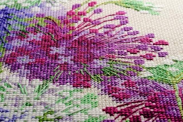 花草刺繍のパネル　手編みレース繋ぎ　ホワイトクロス 花草刺繍のパネル 手編みレース繋ぎ ホワイトクロス - メルカリ
