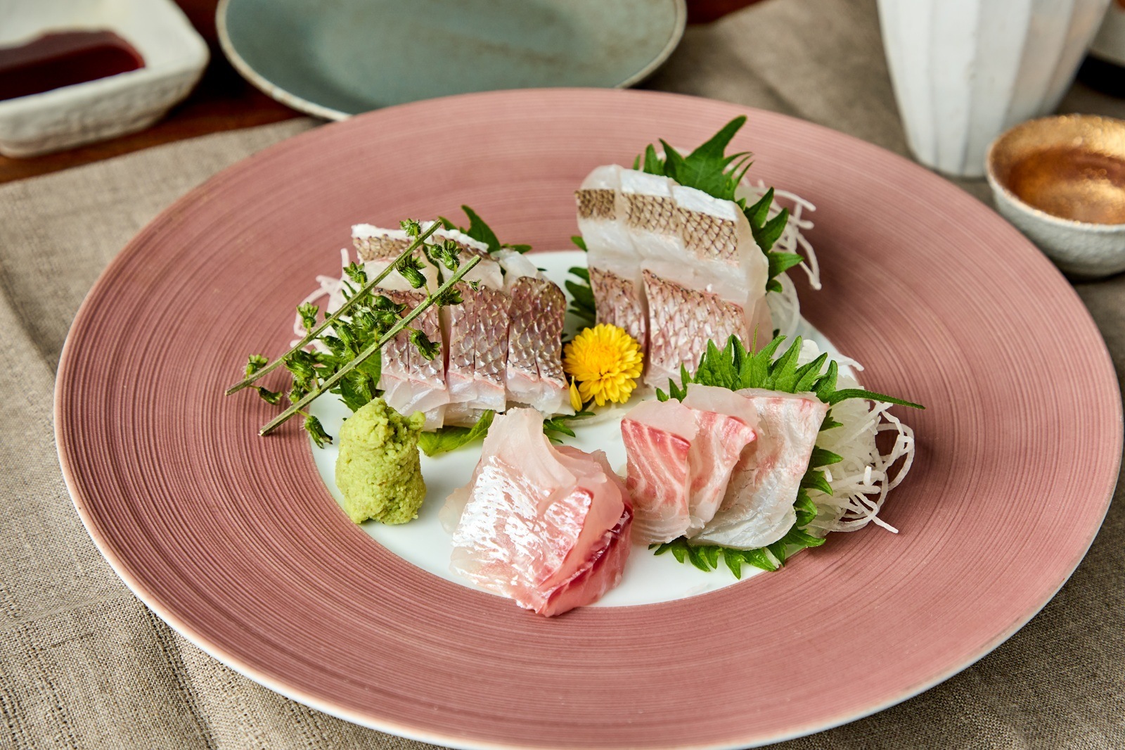 【高知県産】養殖真鯛　1本丸々2キロ前後