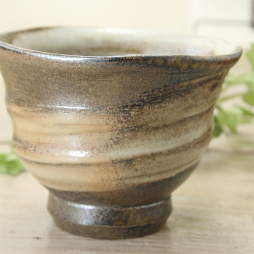 【益子焼】大きめたっぷりサイズ!ろくろ目が目を引く開いた形の刷毛目煎茶カップ【単品1個】