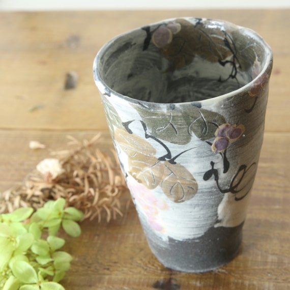 【益子焼】 ビアカップ タンブラー グレー荒土　刷毛目と野ぶどう模様の絵付け 横山雄一作 一点物 単品１個