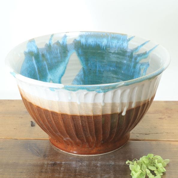 【益子焼】 メダカ鉢 おしゃれ 陶器 白と茶色 中は流れるブルー系 しのぎ丸形デザイン 約31cm 一点物 【単品１個】※ギフト包装不可