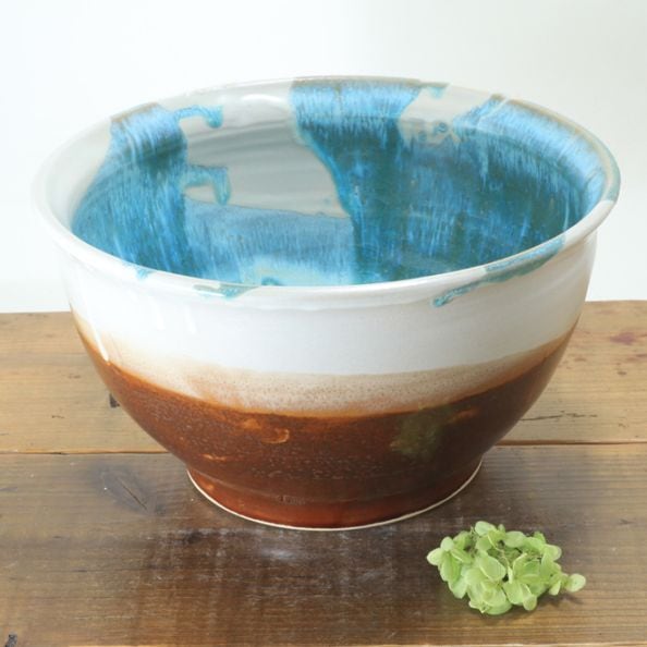 【益子焼】 メダカ鉢 おしゃれ 陶器 白と茶色 中は流れるブルー系 丸形デザイン 約31cm 一点物 【単品１個】※ギフト包装不可