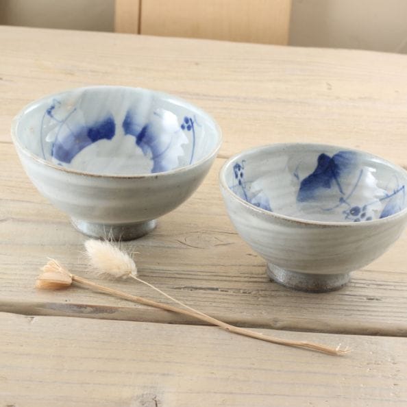 達筆な筆のタッチ 紺色の染め付け模様が魅力 山帰来（サンキライ）模様の夫婦茶碗 ご飯茶碗