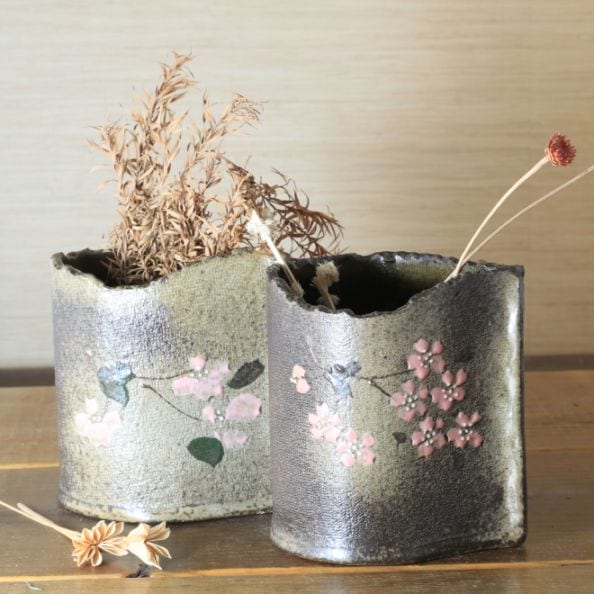 【益子焼】 素朴な陶器にお花を飾る 炭化焼 巻き花瓶（サイズ中：高さ約12.5cm）【単品１個】